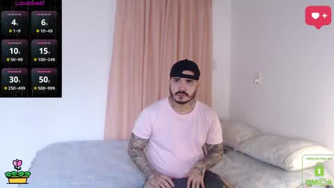 Snapshot of sweetdesires_ chatting on June 8, 3:01 pm online show from June 8, 3:01 pm