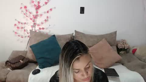 Snapshot of sweetfantasyy69 chatting on July 22, 7:05 pm sweef online show from July 22, 7:05 pm