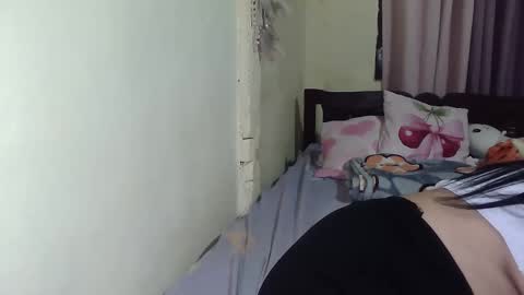 Snapshot of sweetgal_mica chatting on May 22, 1:06 pm sweetgal_mica online show from May 22, 1:06 pm