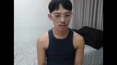 Snapshot of sweetguy102103 chatting on December 4, 10:24 am khrayan online show from December 4, 10:24 am