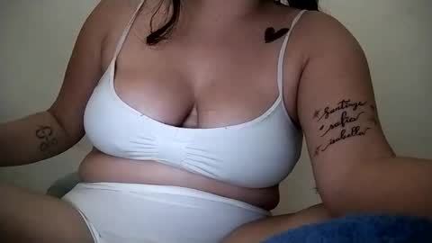 Snapshot of sweetie__annie chatting on October 16, 5:19 am Ana Mara i cant Make noise My family is here online show from October 16, 5:19 am