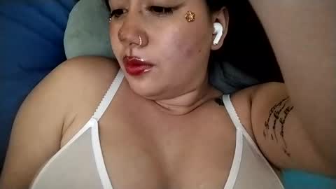 Snapshot of sweetie__annie chatting on October 29, 6:04 am Ana Mara i cant Make noise My family is here online show from October 29, 6:04 am