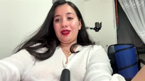 Snapshot of sweetie__annie chatting on January 19, 5:00 am Ana Mara i cant Make noise My family is here online show from January 19, 5:00 am