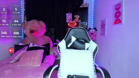 Snapshot of sweetie_lena_ chatting on June 4, 1:33 am online show from June 4, 1:33 am
