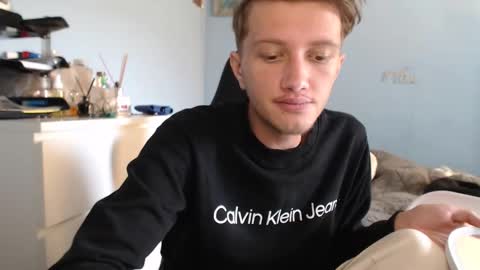 Snapshot of sweetieecreamy chatting on November 1, 8:49 am Cat online show from November 1, 8:49 am