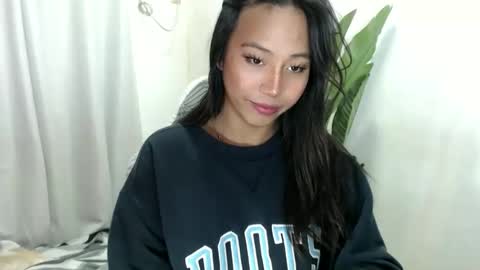 Snapshot of sweetiie_caren chatting on May 3, 4:18 am CAREN online show from May 3, 4:18 am