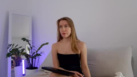 Snapshot of sweetkira1 chatting on March 15, 8:42 am SweetKira1 online show from March 15, 8:42 am