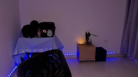 Snapshot of sweetlian_04 chatting on December 6, 9:21 am Lian online show from December 6, 9:21 am