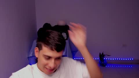 Snapshot of sweetlian_04 chatting on December 8, 7:58 am Lian online show from December 8, 7:58 am