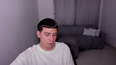 Snapshot of sweetlian_04 chatting on February 28, 2:42 am Lian online show from February 28, 2:42 am