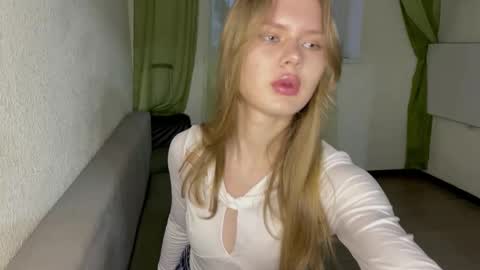 Snapshot of sweetlolly33 chatting on November 10, 4:55 am Lola online show from November 10, 4:55 am