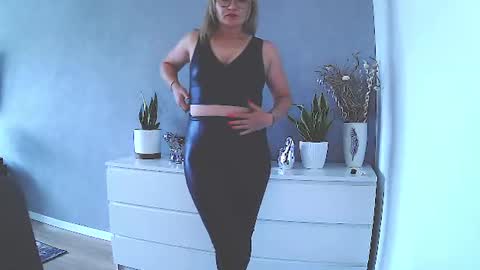 Snapshot of sweetmarthaaa chatting on June 15, 8:49 am sweetmarthaaa online show from June 15, 8:49 am