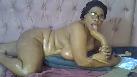 Snapshot of sweetmellowx1 chatting on February 18, 6:59 am sweetmellowx1 online show from February 18, 6:59 am