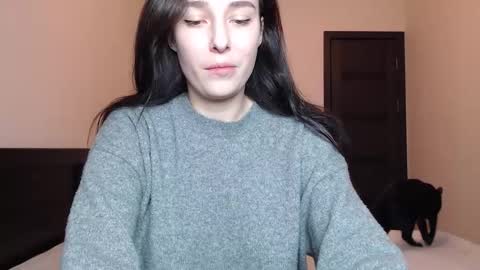 Mia online show from December 3, 5:33 pm