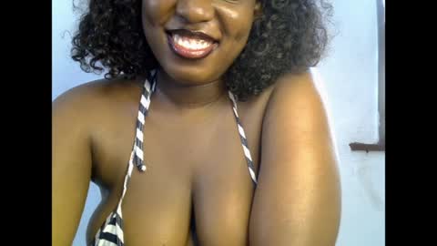 Snapshot of sweetpetitgirl chatting on May 11, 7:58 am LILY BRANDY online show from May 11, 7:58 am
