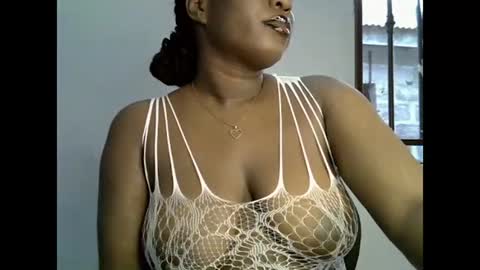 Snapshot of sweetpetitgirl chatting on June 18, 5:39 pm LILY BRANDY online show from June 18, 5:39 pm