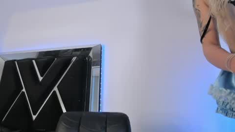 Snapshot of sweetsalice__ chatting on April 15, 2:40 am Alice Woolridge online show from April 15, 2:40 am