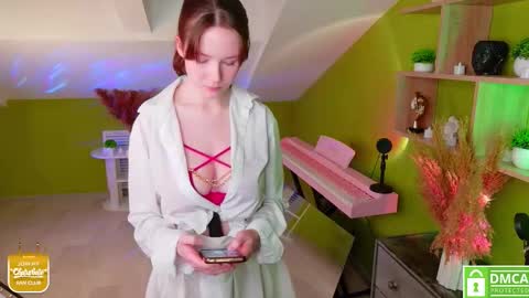 Snapshot of sweetshy_ chatting on November 30, 2:21 pm Alice online show from November 30, 2:21 pm