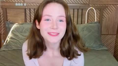 Snapshot of sweetshy_ chatting on December 16, 8:36 pm Alice online show from December 16, 8:36 pm