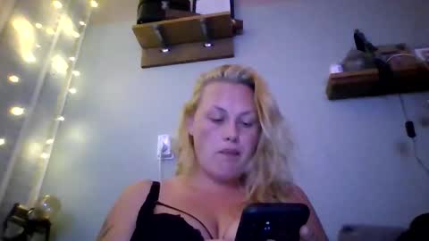 Snapshot of sweetsinz_ chatting on October 2, 9:11 pm sweetsinz_ online show from October 2, 9:11 pm