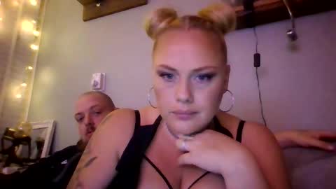 Snapshot of sweetsinz_ chatting on October 5, 9:02 pm sweetsinz_ online show from October 5, 9:02 pm