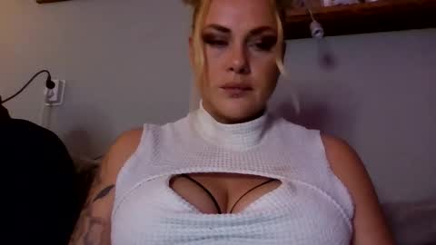 Snapshot of sweetsinz_ chatting on October 11, 8:51 pm sweetsinz_ online show from October 11, 8:51 pm