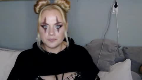 Snapshot of sweetsinz_ chatting on October 31, 10:33 pm sweetsinz_ online show from October 31, 10:33 pm