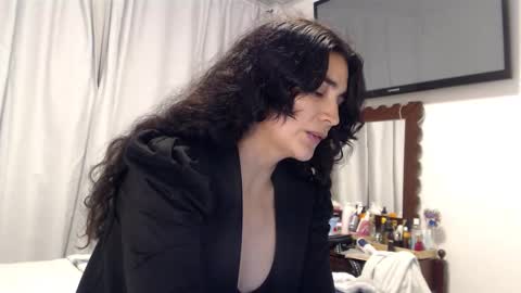 Snapshot of sweetsmile28 chatting on February 9, 12:03 am Dianis online show from February 9, 12:03 am