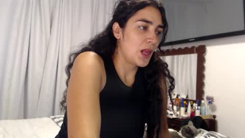 Snapshot of sweetsmile28 chatting on February 14, 1:02 am Dianis online show from February 14, 1:02 am