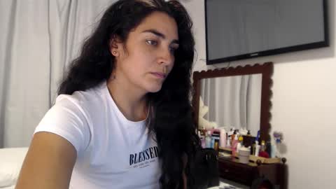 Snapshot of sweetsmile28 chatting on February 26, 12:31 am Dianis online show from February 26, 12:31 am