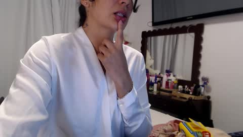 Snapshot of sweetsmile28 chatting on March 12, 12:39 am Dianis online show from March 12, 12:39 am