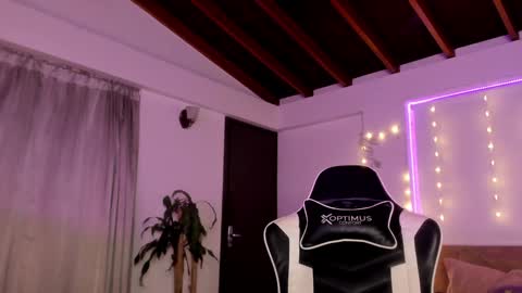 Cat independent model  online show from December 12, 5:42 am