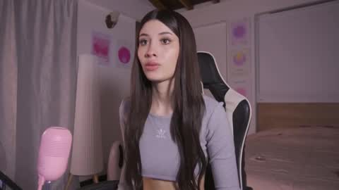 Cat independent model  online show from November 3, 4:25 am