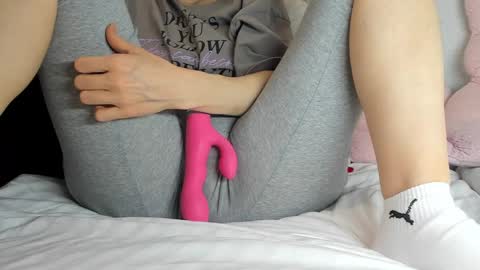 Snapshot of sweety_cum chatting on December 26, 10:52 pm Mia online show from December 26, 10:52 pm