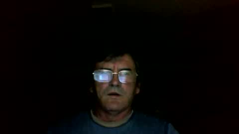 Snapshot of swergiu333 chatting on May 18, 4:18 am Raymond online show from May 18, 4:18 am