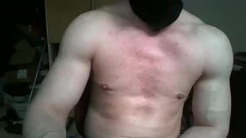 Snapshot of swifty98715802 chatting on March 29, 4:07 pm Tom98 online show from March 29, 4:07 pm