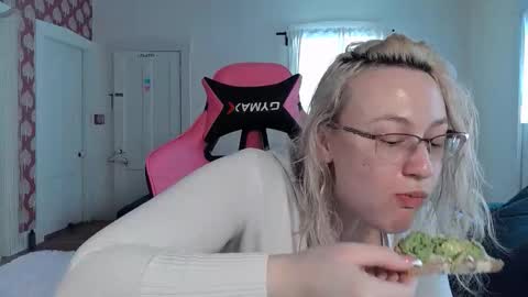 Snapshot of switchykitty chatting on February 6, 3:59 pm ashley blayde online show from February 6, 3:59 pm