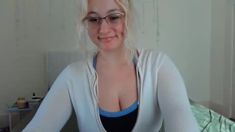 Snapshot of switchykitty chatting on March 18, 8:01 pm ashley blayde online show from March 18, 8:01 pm