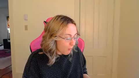 Snapshot of switchykitty chatting on April 4, 9:12 pm ashley blayde online show from April 4, 9:12 pm
