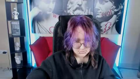 Snapshot of syllviareed chatting on December 18, 7:14 am syllviareed online show from December 18, 7:14 am