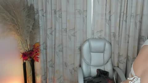 Snapshot of sylvara_bx chatting on June 16, 12:30 pm online show from June 16, 12:30 pm