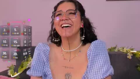 Snapshot of sylvara_bx chatting on July 2, 11:49 am online show from July 2, 11:49 am