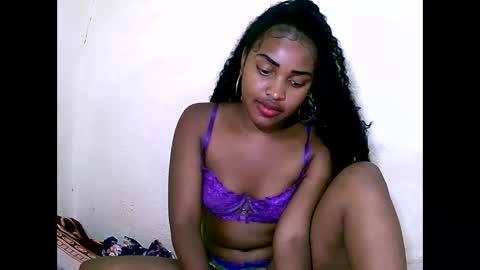 Snapshot of sylviasexy27 chatting on January 1, 5:33 am sylviasexy27 online show from January 1, 5:33 am