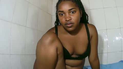 Snapshot of sylviasexy27 chatting on February 18, 12:15 am sylviasexy27 online show from February 18, 12:15 am