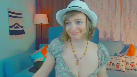 Mia online show from December 9, 12:40 pm