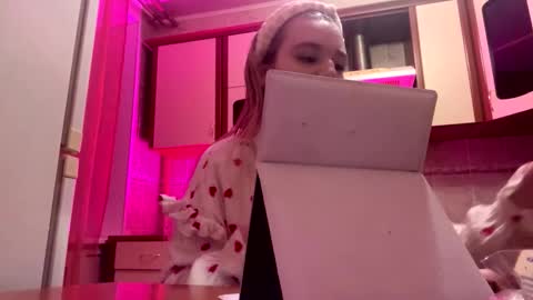 Snapshot of taitebinner chatting on February 25, 6:39 pm Mia online show from February 25, 6:39 pm