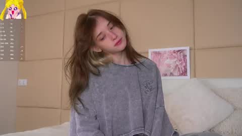 Mia online show from May 3, 7:25 am