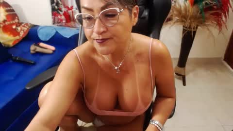 Snapshot of tamara_luaren chatting on December 14, 2:42 pm Tamara online show from December 14, 2:42 pm