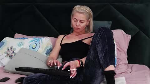 Snapshot of taniyagrey chatting on March 5, 7:48 am tanyaGrey online show from March 5, 7:48 am