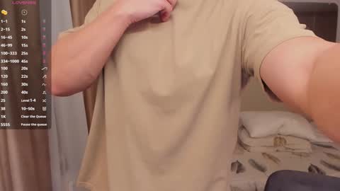 Snapshot of tasty_justin chatting on December 17, 12:01 am My shows 2100500 UTC3 online show from December 17, 12:01 am